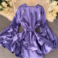 Kurzes Kleid aus Satin mit V-Ausschnitt 988