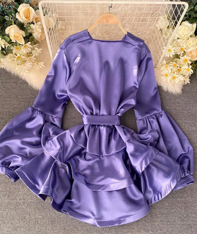 Kurzes Kleid aus Satin mit V-Ausschnitt 988