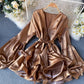 Kurzes Kleid aus Satin mit V-Ausschnitt 988