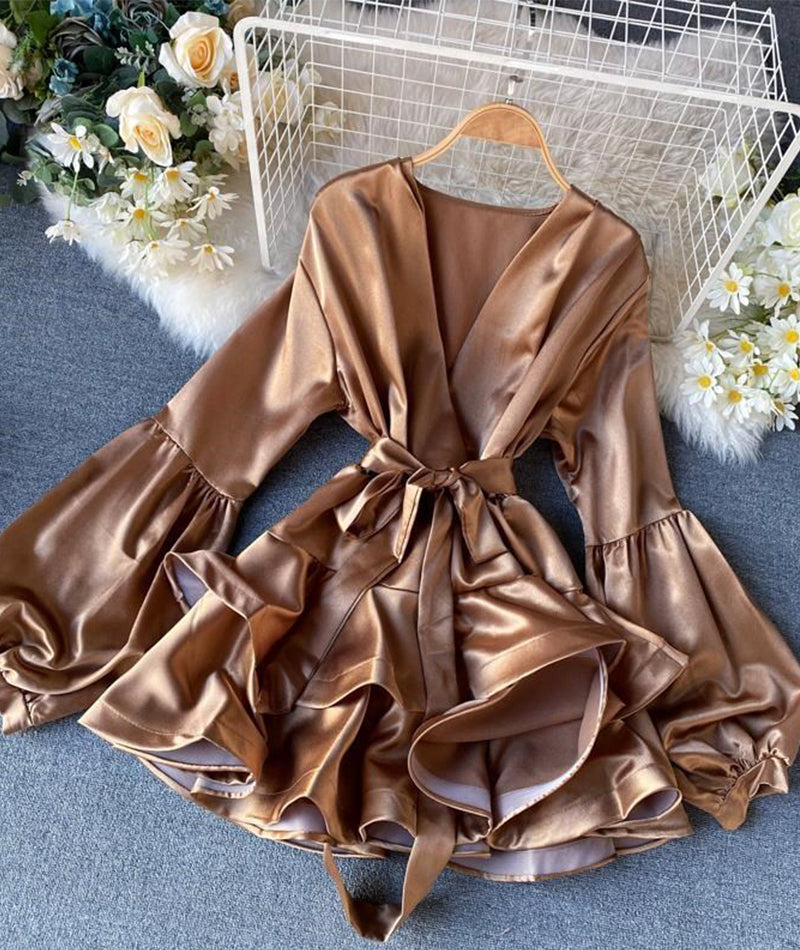Kurzes Kleid aus Satin mit V-Ausschnitt 988
