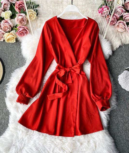 Robe courte simple à col en V et manches longues 956