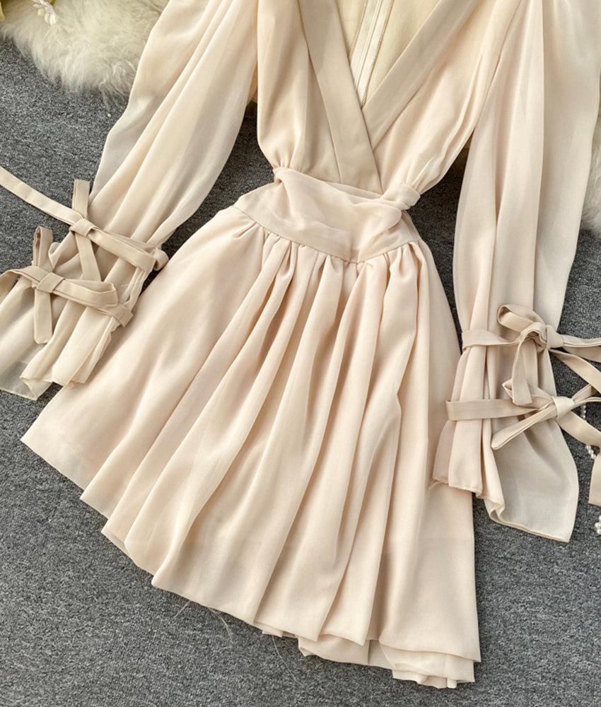 Stilvolles kurzes Chiffonkleid mit V-Ausschnitt 899