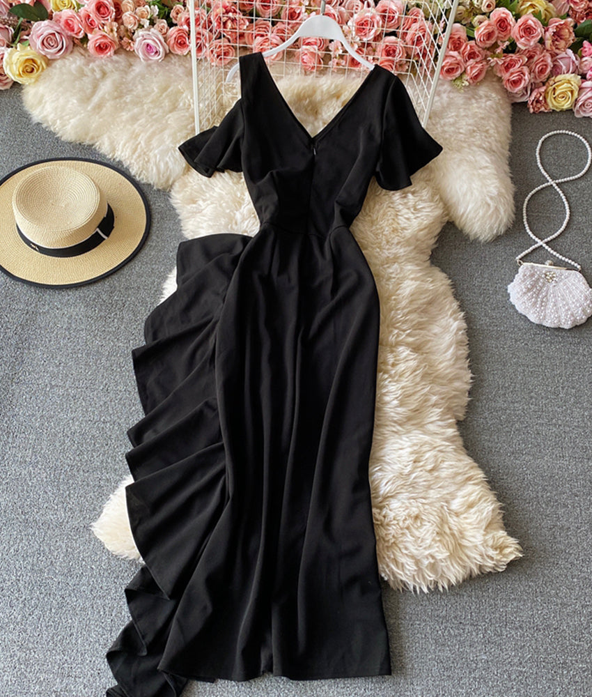 Robe courte noire à col en V unique 896
