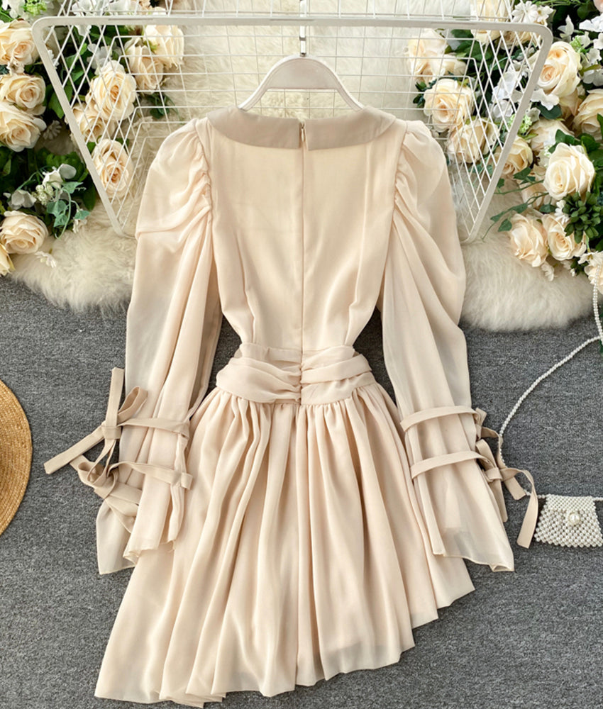Stilvolles kurzes Chiffonkleid mit V-Ausschnitt 899