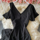 Robe courte noire à col en V unique 896