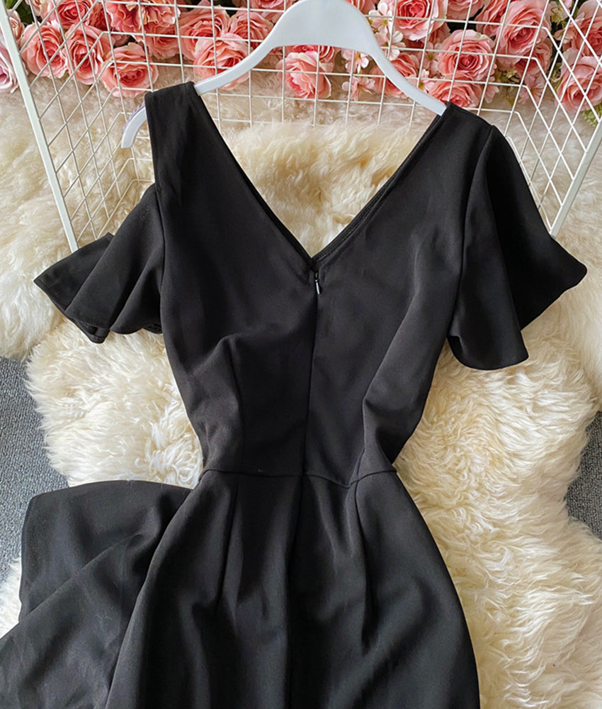 Robe courte noire à col en V unique 896