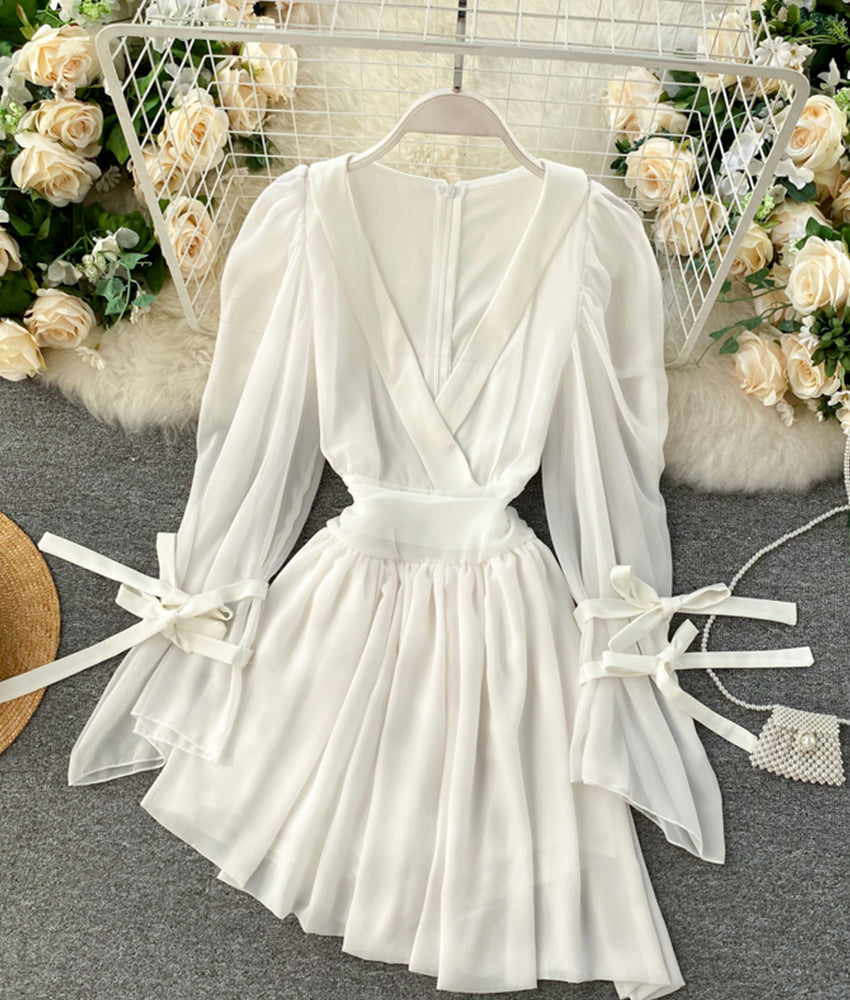 Stilvolles kurzes Chiffonkleid mit V-Ausschnitt 899
