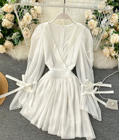 Stilvolles kurzes Chiffonkleid mit V-Ausschnitt 899