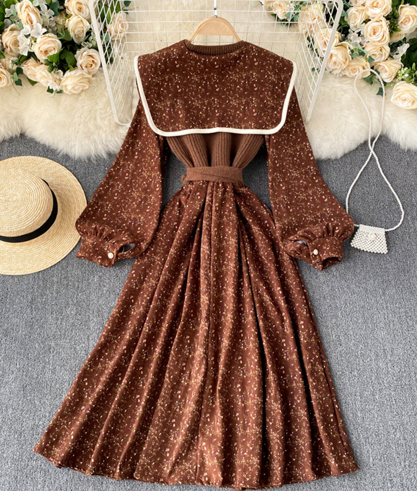 Einzigartig gestaltetes Kleid mit Blumenstickerei und abnehmbarem Ausschnitt 904