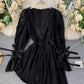 Stilvolles kurzes Chiffonkleid mit V-Ausschnitt 899