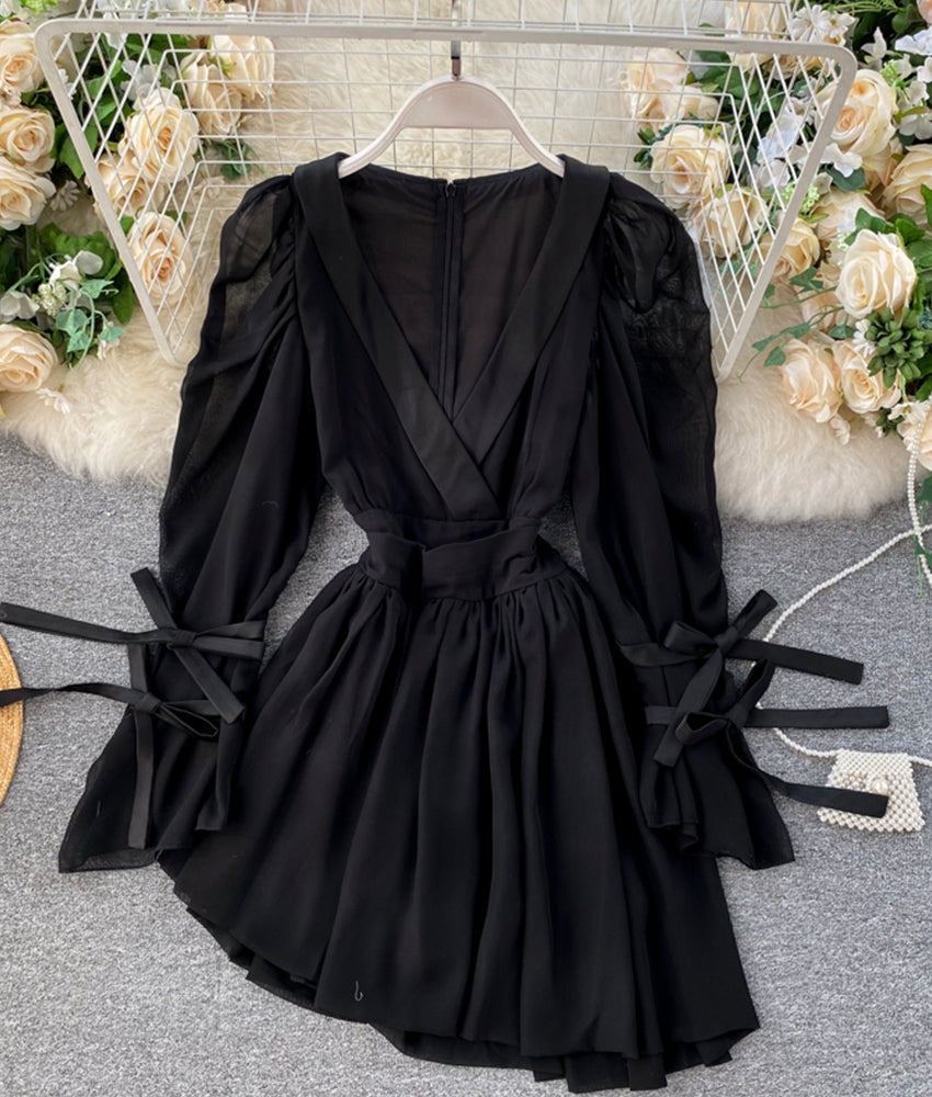 Stilvolles kurzes Chiffonkleid mit V-Ausschnitt 899
