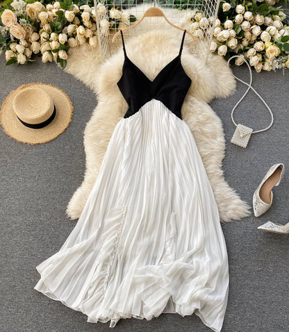 Schwarz-weißes Kleid mit V-Ausschnitt 867