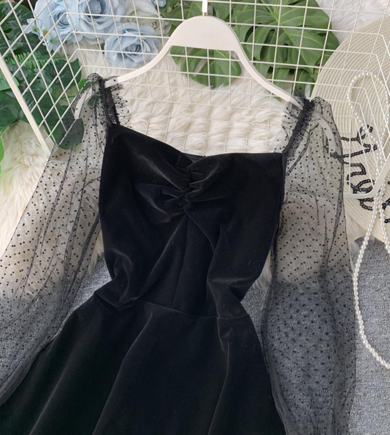 Kurzes Kleid aus schwarzem Samt mit langen Ärmeln 805
