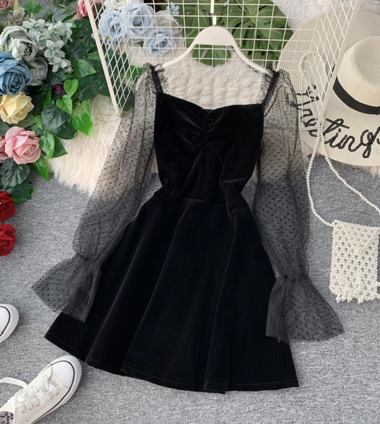 Kurzes Kleid aus schwarzem Samt mit langen Ärmeln 805