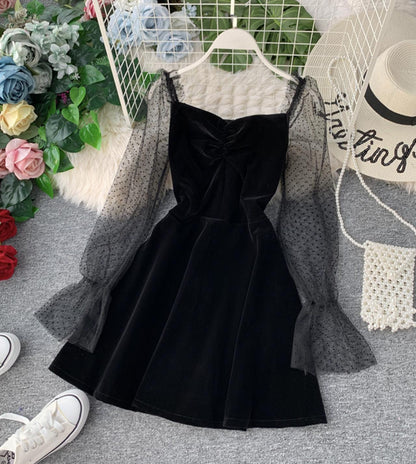 Kurzes Kleid aus schwarzem Samt mit langen Ärmeln 805