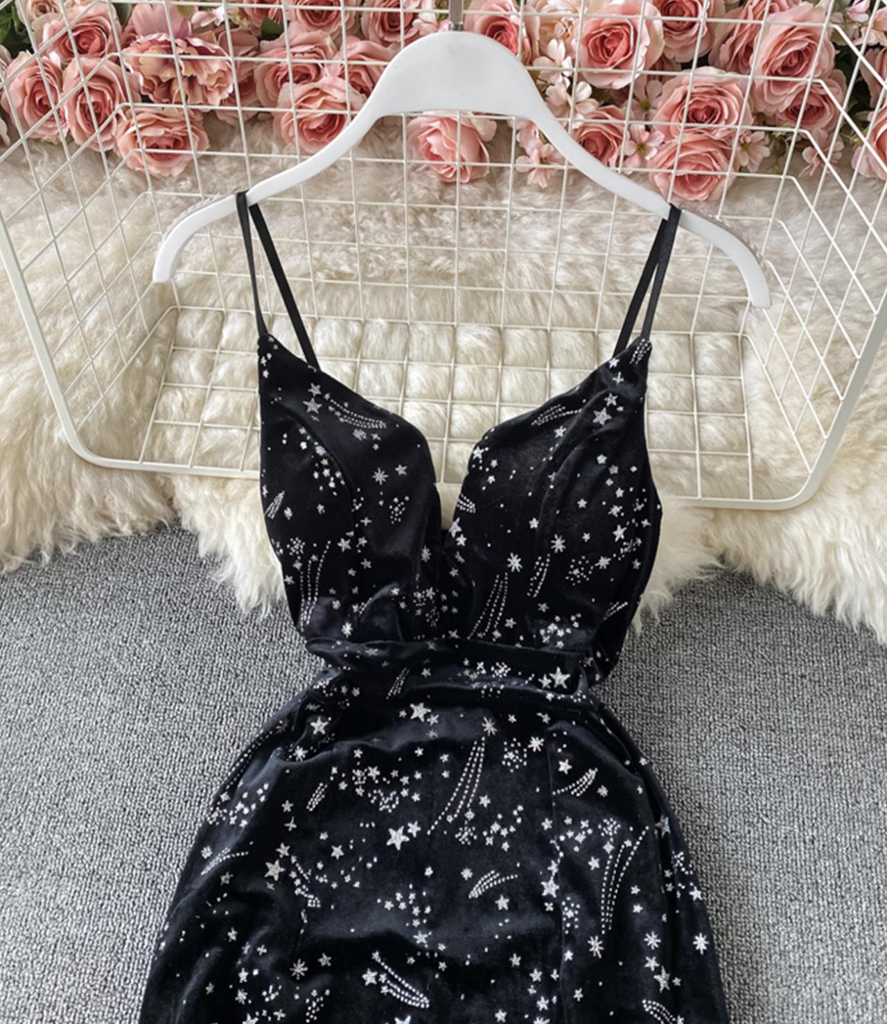 Schwarzes Samtkleid mit V-Ausschnitt 758 