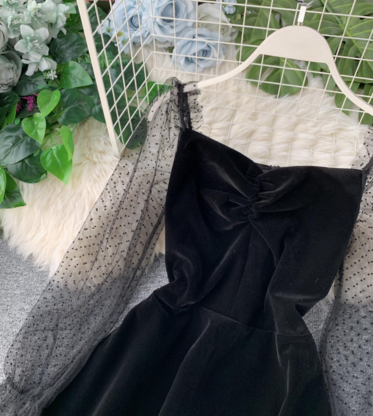 Kurzes Kleid aus schwarzem Samt mit langen Ärmeln 805