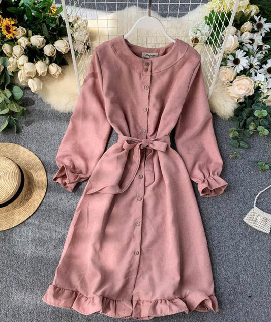 Langärmliges, geknöpftes Kleid mit Rüschensaum 1041