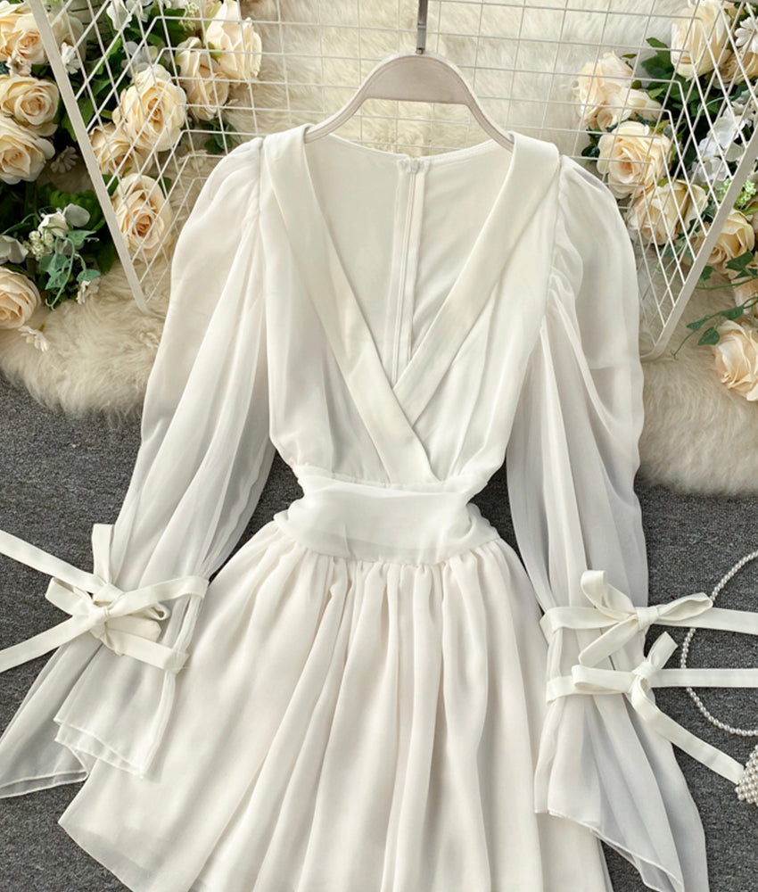 Stilvolles kurzes Chiffonkleid mit V-Ausschnitt 899
