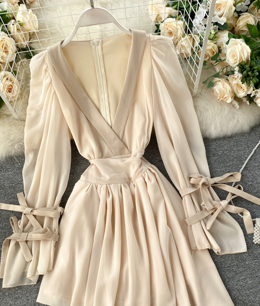 Stilvolles kurzes Chiffonkleid mit V-Ausschnitt 899
