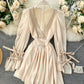 Stilvolles kurzes Chiffonkleid mit V-Ausschnitt 899