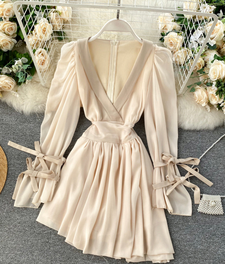 Stilvolles kurzes Chiffonkleid mit V-Ausschnitt 899