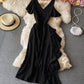 Robe courte noire à col en V unique 896