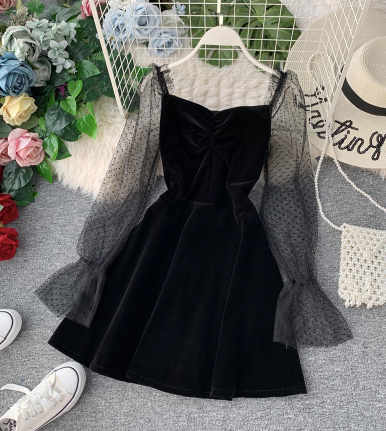 Kurzes Kleid aus schwarzem Samt mit langen Ärmeln 805