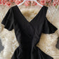 Robe courte noire à col en V unique 896