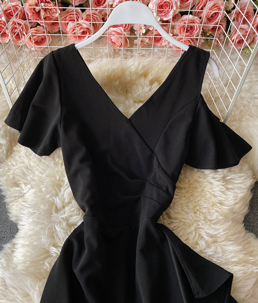Robe courte noire à col en V unique 896
