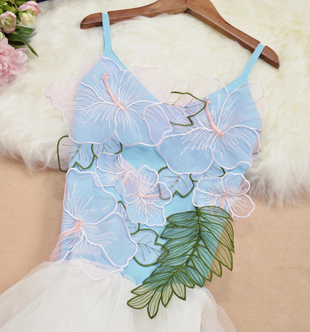 Robe courte en tulle à col en V et jolie robe tendance 718