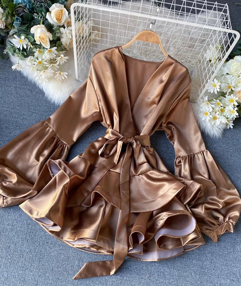 Kurzes Kleid aus Satin mit V-Ausschnitt 988