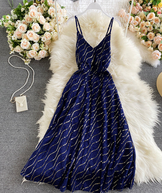 Robe courte noire à paillettes et col en V 960