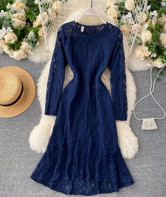 Robe courte en dentelle bleue à col rond et manches longues 955