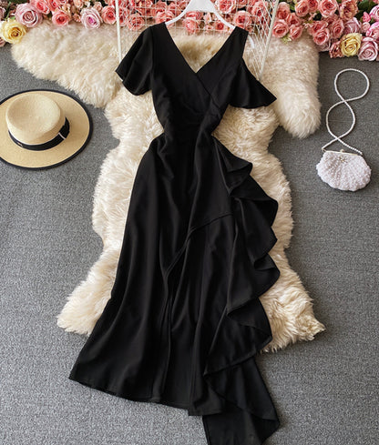 Robe courte noire à col en V unique 896
