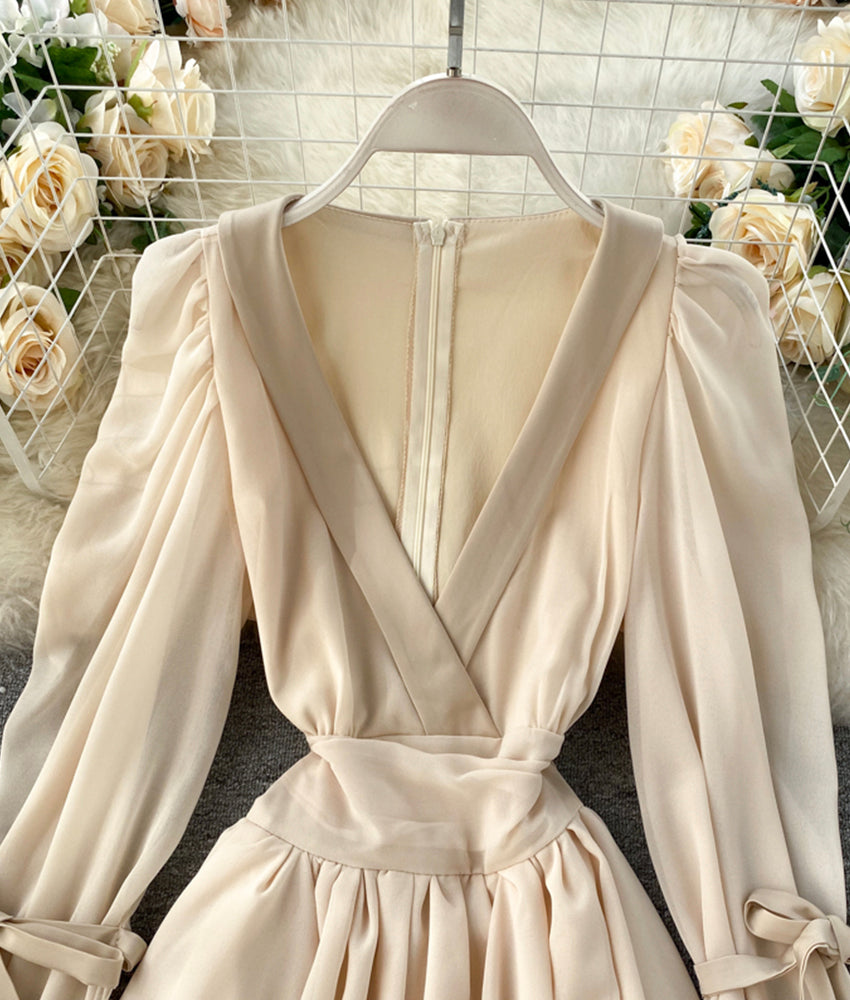 Stilvolles kurzes Chiffonkleid mit V-Ausschnitt 899