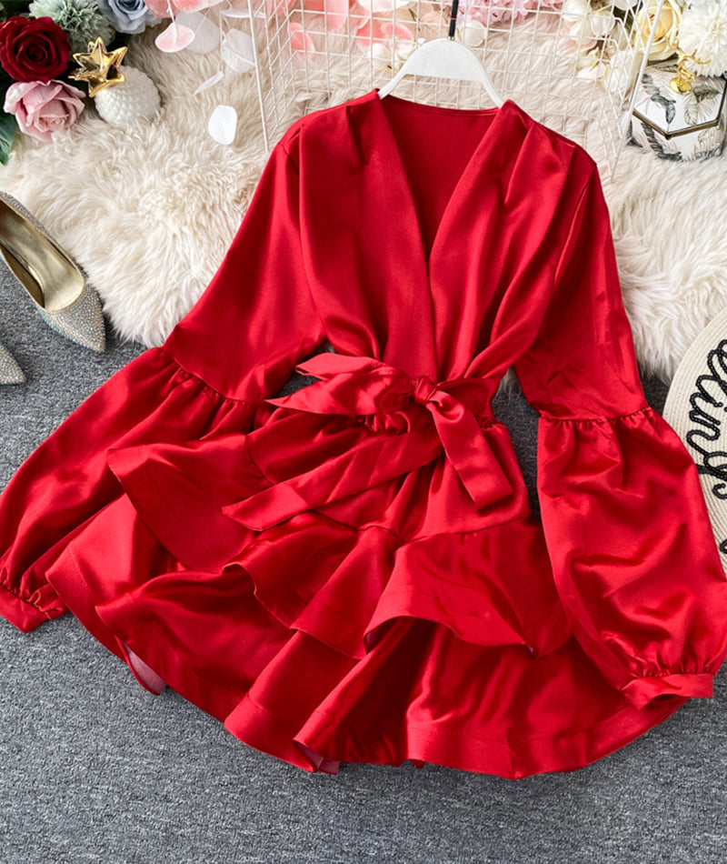 Kurzes Kleid aus Satin mit V-Ausschnitt 988