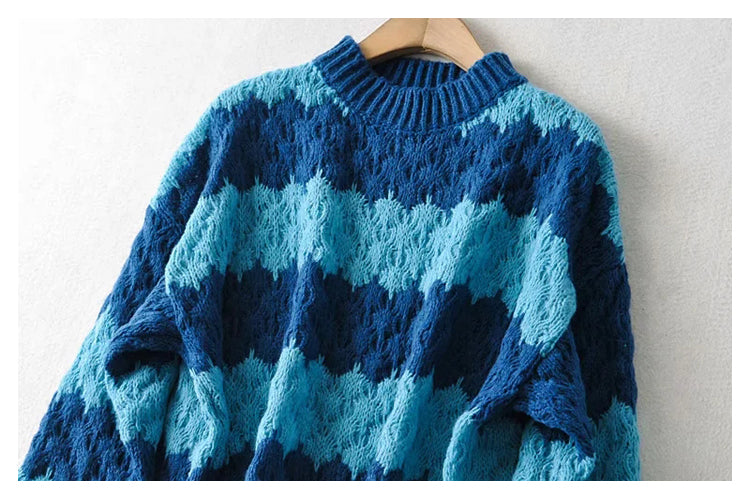Strickpullover 7399 mit dickem Nadeljacquardstreifen und Rundhalsausschnitt
