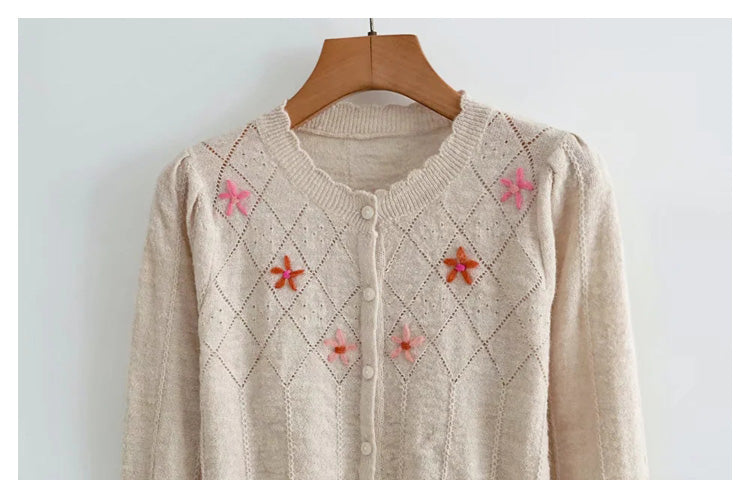 Langärmlige Strickjacke mit bestickter Brust 7251