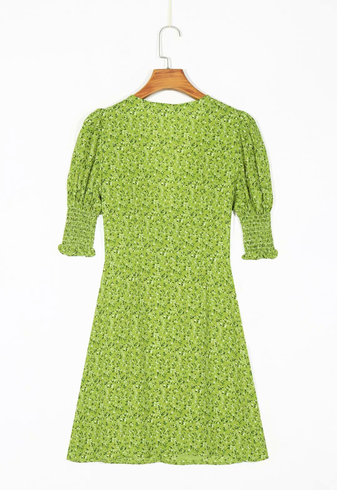 Vintage-Kleid mit V-Ausschnitt, schmaler Taille, Knopf und Blumendruck 7042
