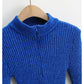 Einfarbiger Pullover mit halbhohem Kragen und Reißverschluss 7332