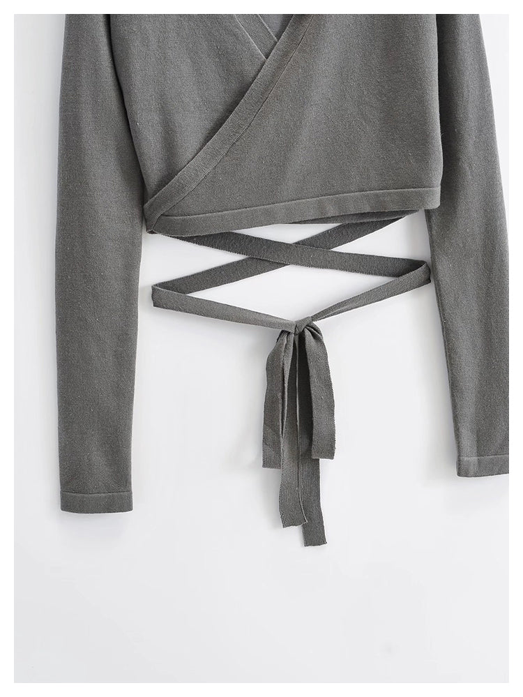 Design sense: the hot girl with exposed navel wears a solid color sweater  7480