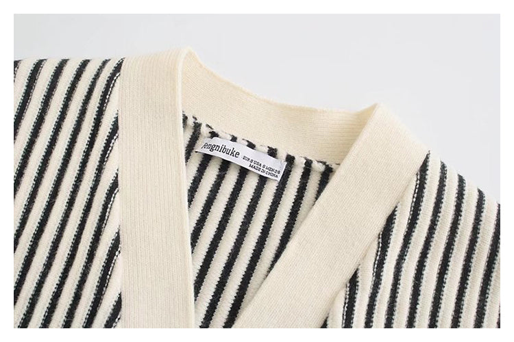 New Vintage Strickjacke mit V-Ausschnitt in Schwarz und Weiß mit vertikalen Streifen 7487