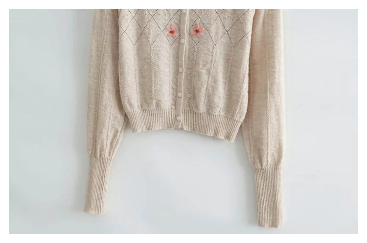 Langärmlige Strickjacke mit bestickter Brust 7251