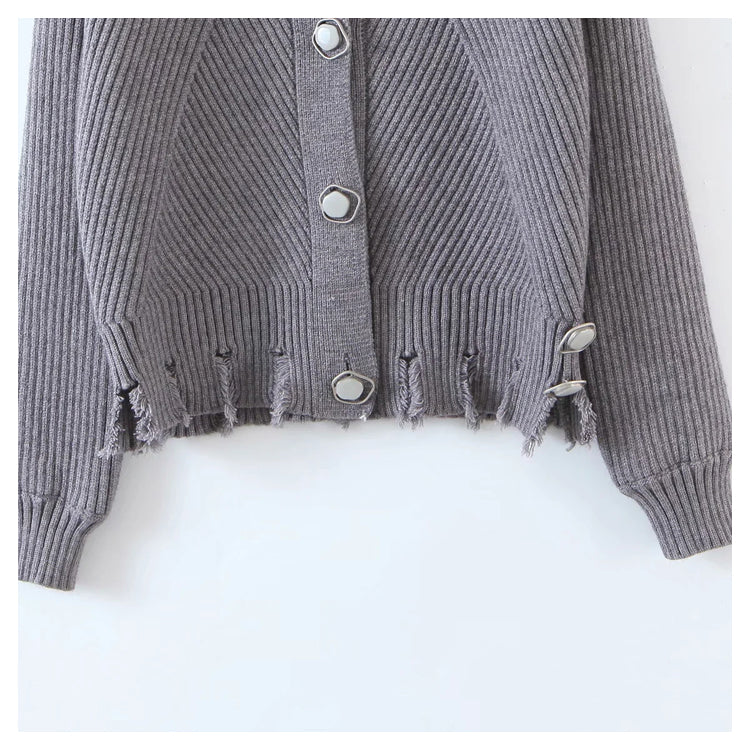 Gestrickter Cardigan mit unregelmäßigen Knöpfen und Rundhalsausschnitt und langen Ärmeln 7358