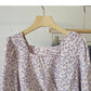 La chemise à manches longues à col carré français présente un haut fin et à la mode 6437