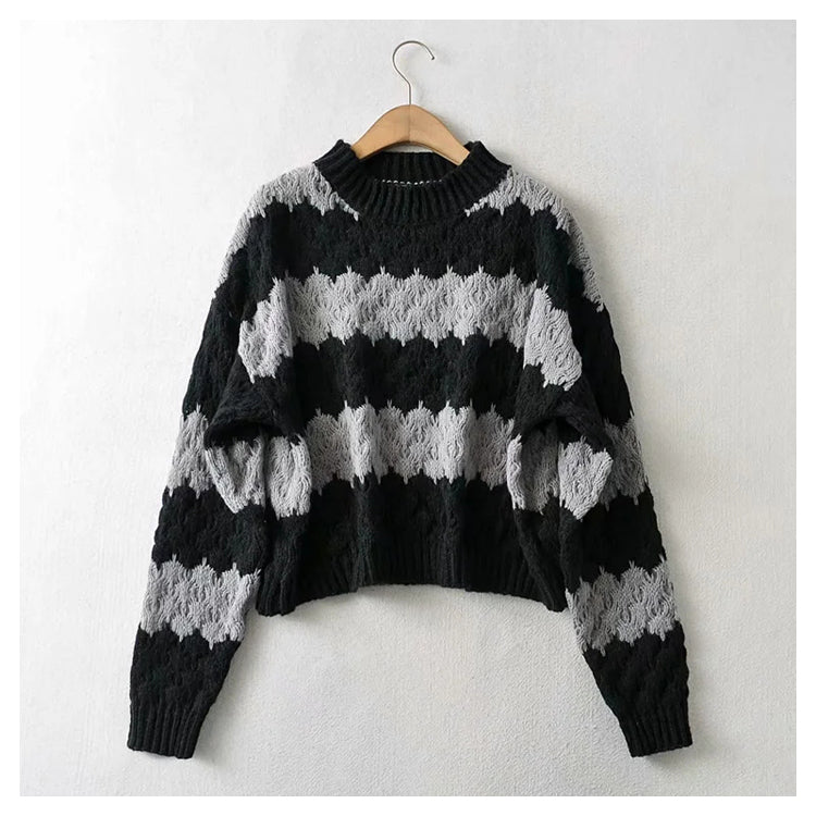 Strickpullover 7399 mit dickem Nadeljacquardstreifen und Rundhalsausschnitt