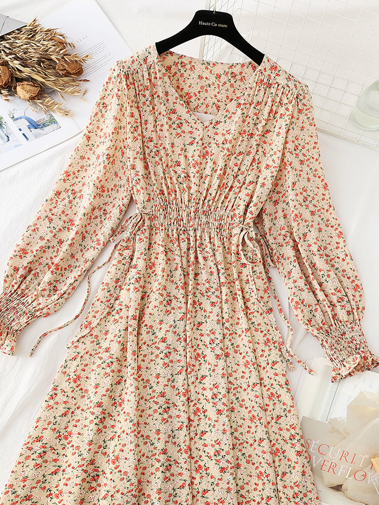 Das Blumenkleid ist zart und dünn und passt in 4796