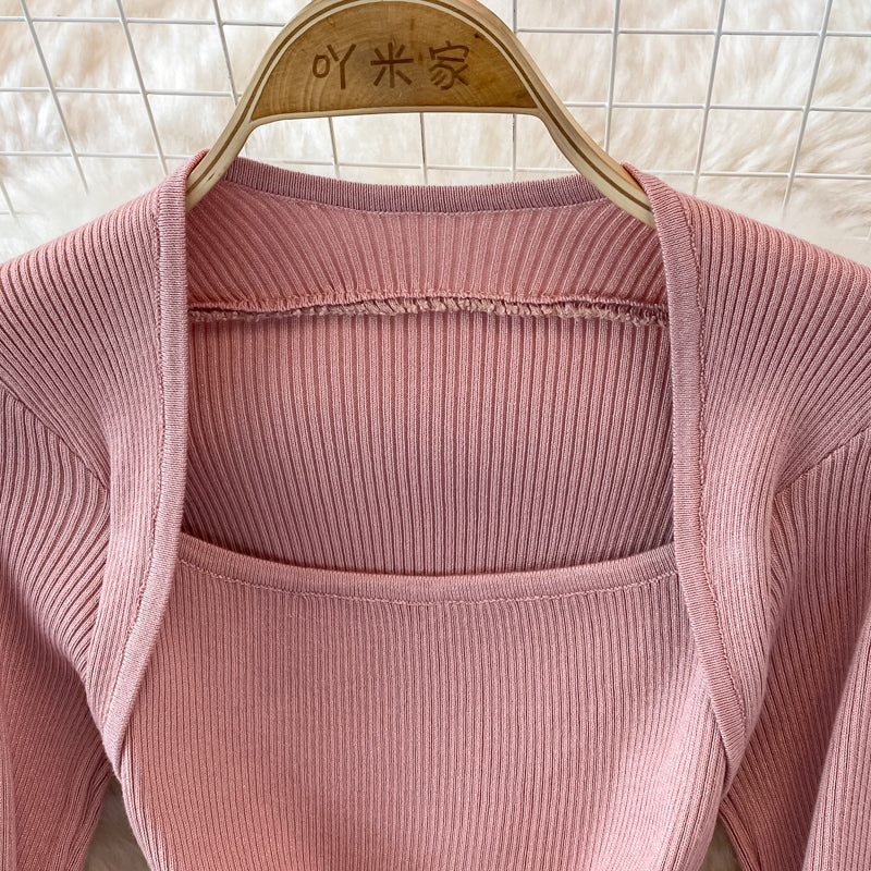 Enges, elastisches Strickkleid mit eckigem Ausschnitt 3758