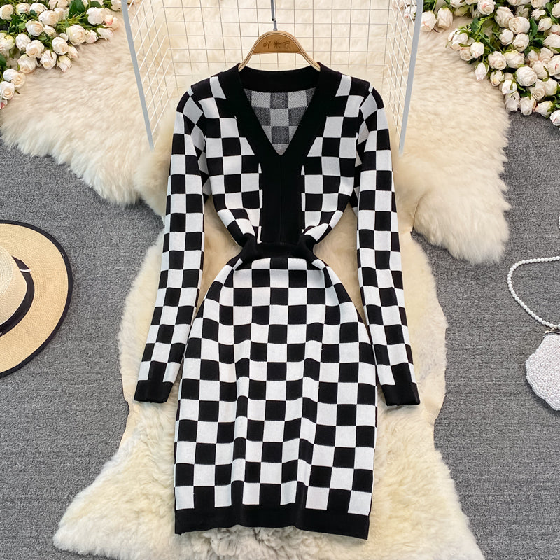 Gestricktes Gesäßkleid mit V-Ausschnitt und Schachbrettmuster 3779